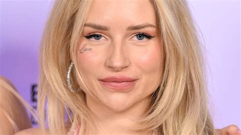 lottie moss gesichtstattoo|Lottie Moss lässt sich Gesichtstattoo entfernen